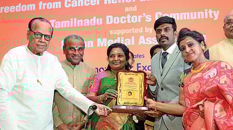 ‘ஃப்ரீடம் ஃப்ரம் கேன்சர்’ அறக்கட்டளை, இந்திய மருத்துவ சங்கம் சார்பில் தெலங்கானா ஆளுநர் தமிழிசை சவுந்தரராஜனுக்கு சென்னையில் நேற்று பாராட்டு விழா நடத்தப்பட்டது. தமிழக முன்னாள் சுகாதாரத் துறை அமைச்சர் எச்.வி.ஹண்டே, அறக்கட்டளை நிறுவனர் டாக்டர் அனிதா ரமேஷ் ஆகியோர் தமிழிசைக்கு நினைவுப் பரிசு வழங்கினர். அருகில் தமிழிசையின் கணவர் சவுந்தரராஜன், தமிழ்நாடு மருத்துவர்கள் சங்கத் தலைவர் சிஎம்கே ரெட்டி, தமிழ்நாடு டாக்டர் எம்ஜிஆர் மருத்துவப் பல்கலைக்கழக முன்னாள் துணைவேந்தர்கள் மயில்வாகனன் நடராஜன், டி.ராஜா ஆகியோர்.படம்: பு.க.பிரவீன்