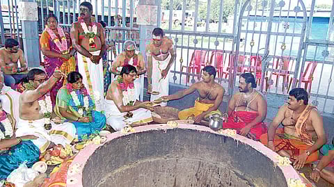 தருமபுரி அடுத்த அதியமான்கோட்டை காலபைரவர் கோயிலில் நடந்த சிறப்பு யாகத்தில் நடிகர் ரஜினியின் சகோதரர் சத்தியநாராயணா குடும்பத்துடன் கலந்து கொண்டார்.