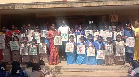 அரசு பள்ளியில் மாணவிகளுக்கு துணிப்பை வழங்கிய ஆசிரியர்கள்