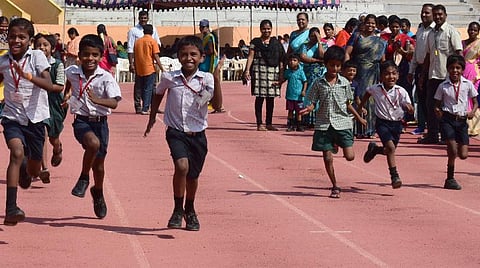 கோவை நேரு விளையாட்டு அரங்கில் நடைபெற்ற மாற்றுத் திறனாளிகளுக்கான விளையாட்டுப் போட்டியில் பங்கேற்ற மாணவர்கள். படம்: ஜெ.மனோகரன்.