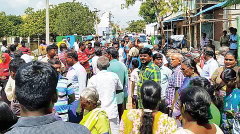 தூத்துக்குடியில் குடியிருப்புகளை சூழ்ந்த மழைநீரை வெளியேற்ற வலியுறுத்தி செயின்ட் மேரீஸ் காலனி பகுதியில் சாலை மறியலில் ஈடுபட்ட பொதுமக்கள்.