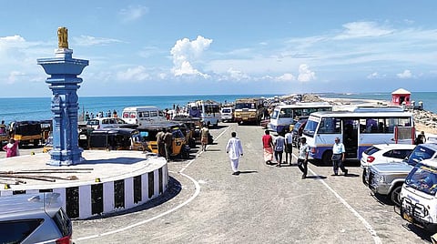 தனுஷ்கோடி அரிச்சல் முனையில் அணிவகுத்து நிற்கும் சுற்றுலாப் பயணிகளின் வாகனங்கள். 