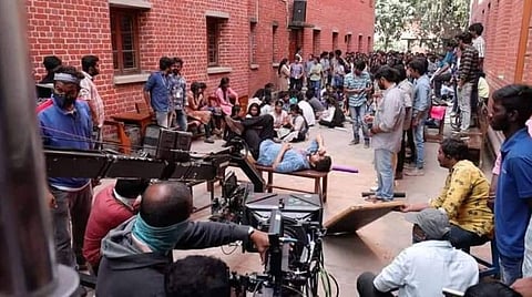 மீண்டும் புகைப்படங்கள் லீக்: அப்செட்டில் ‘தளபதி 64’ படக்குழு