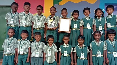 ராமநாதபுரத்தில் நடைபெற்ற தேசிய கல்வி தின விழாவில், சிறந்த பள்ளிக்கான விருது நரசிங்கக்கூட்டம் ஊராட்சி ஒன்றிய தொடக்கப் பள்ளிக்கு வழங்கப்பட்டது. அவ்விருதை பெற்றுக்கொண்ட பள்ளிக் குழந்தைகள்