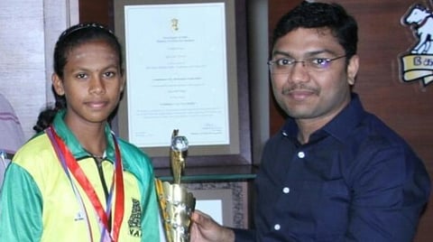தேசிய நீளம் தாண்டுதல் போட்டியில் தங்கப் பதக்கம் வென்ற கோவை மாணவிக்கு பாராட்டு