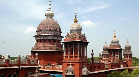 சிலை கடத்தல் தொடர்பாக கடந்த ஓராண்டில் எத்தனை வழக்குகளில் குற்றப்பத்திரிகை தாக்கல்? - பொன் மாணிக்கவேல் பதிலளிக்க உயர் நீதிமன்றம் உத்தரவு 