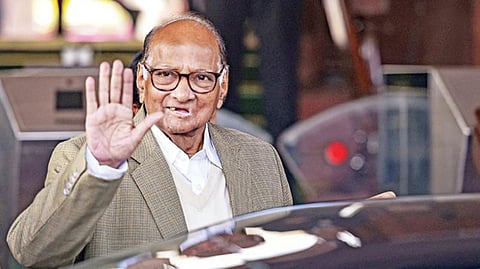 டெல்லி நாடாளுமன்ற வளாகத்தில் பிரதமர் நரேந்திர மோடியை நேற்று சந்தித்த பின்னர் வெளியே வரும் என்சிபி தலைவர் சரத் பவார். படம்: பிடிஐ