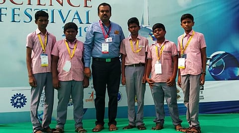 சர்வதேச அறிவியல் திருவிழாவில் பங்கேற்பு: வெள்ளியணை அரசு பள்ளி மாணவர்களுக்கு பாராட்டு