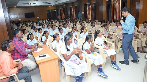 300 மாணவர்களுக்கு நூலக உறுப்பினர் அட்டை: தேசிய நூலக வாரவிழாவில் வழங்கப்பட்டது