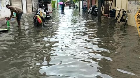 சாலைகளில் தேங்கி நிற்கும் மழைநீர்