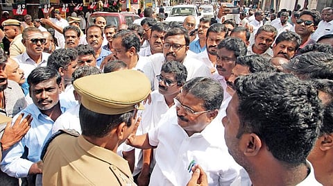 கோவை வரதராஜபுரம் பகுதியில் நடைபெற்ற சிறப்பு குறைதீர் முகாமில் பங்கேற்கச் சென்ற திமுக எம்எல்ஏ நா.கார்த்திக்கை தடுத்து நிறுத்திய போலீஸார்.