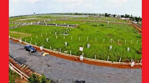 கோயில் நிலங்களில் 5 ஆண்டுகளுக்கு மேல் வசிப்பவர்களுக்கு பட்டா: அரசாணைக்கு உயர் நீதிமன்றம் இடைக்காலத் தடை