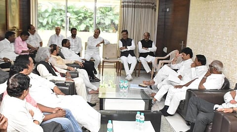 மும்பையில் நடந்துவரும் என்சிபி எம்எல்ஏக்கள் கூட்டம் : படம் ஏஎன்ஐ