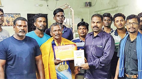 மாநில அளவிலான மூத்தோர் தடகள போட்டிகளில் 3 தங்கப் பதக்கங்களை வென்ற, 73 வயது சாமுவேலுவுக்கு நேற்று முன்தினம் மாலை மணவாளநகர் புத்தா் உடற்பயிற்சி கூட நிறுவனர் சீனிவாசன் உள்ளிட்டோர் பாராட்டு விழா நடத்தினர்.