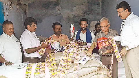 பொள்ளாச்சியிலுள்ள குடோனில் தடை செய்யப்பட்ட புகையிலை பொருட்களை பறிமுதல் செய்த அதிகாரிகள். படம்: எஸ்.கோபு.