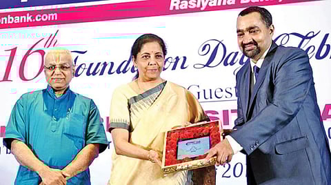 சென்னையில் நேற்று நடைபெற்று சிட்டி யூனியன் வங்கியின் 116-வது நிறுவன தின விழாவில் சிறப்பு விருந்தினராக பங்கேற்ற மத்திய நிதியமைச்சர் நிர்மலா சீதாராமனுக்கு வங்கியின் நிர்வாக இயக்குநர், தலைமை செயல் அதிகாரி காமகோடி நினைவுப் பரிசு வழங்கினார். உடன் வங்கித் தலைவர் ஆர்.மோகன். படம்: ம.பிரபு