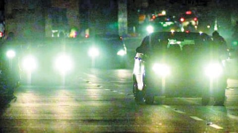 விபத்துகளுக்கு காரணமாகும் வகையில் கண்கூசும் முகப்பு விளக்குகளை எரியவிட்டால் அபராதம்: 10 மாதங்களில் 3,275 வாகனங்களுக்கு ரூ.3.27 லட்சம் விதிப்பு