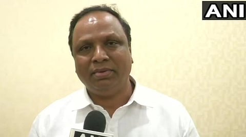 மகாராஷ்டிரா பாஜக மூத்த தலைவர் ஆஷிஸ்ஷெல்லர் நிருபர்களுக்கு பேட்டி அளித்த காட்சி : படம் ஏஎன்ஐ