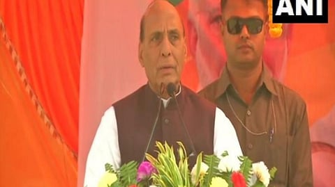 ஜார்க்கண்ட் மாநிலத்தின் பிஷ்ரம்பூரில் இன்று நடைபெற்ற தேர்தல் பிரச்சாரக் கூட்டத்தில் கலந்துகொண்டு உரையாற்றும் மத்திய பாதுகாப்புத்துறை அமைச்சர் ராஜ்நாத் சிங் | படம்: ஏஎன்ஐ