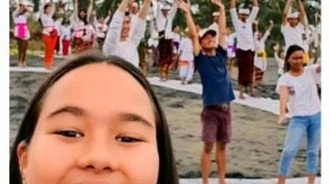 இந்தோனேசியாவின் பாலி தீவில் செயற்கைக்கோள் கேமரா மூலம் எடுக்கப்பட்ட சுற்றுச்சூழல் ஆர்வலர் இசபெல் உள்ளிட்டோரின் செல்பி புகைப்படம்.