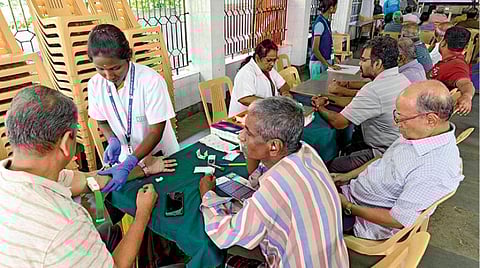 சென்னை மந்தைவெளிப்பாக்கத்தில் நேற்று நடந்த இலவச மருத்துவ முகாமில் ஆலோசனைகள் வழங்கிப் பேசுகிறார் ‘கியூரி’ மருத்துவமனை தலைவர் சிவராமன். அருகில் மருத்துவமனை இயக்குநர் அனந்தகிருஷ்ணன் சிவராமன், கல்யாண் நகர் அசோசியேஷன் தலைவர் எஸ்.எம்.சீனிவாசன், செயலாளர் டி.ஆர்.பிரகாஷ். (அடுத்த படம்) முகாமில் கலந்துகொண்டு சிறுநீரகப் பிரச்சினைகள், புராஸ்டேட் புற்றுநோய் தொடர்பாக மருத்துவப் பரிசோதனைகள் செய்துகொள்ளும் பொதுமக்கள். படங்கள்: பு.க.பிரவீன்