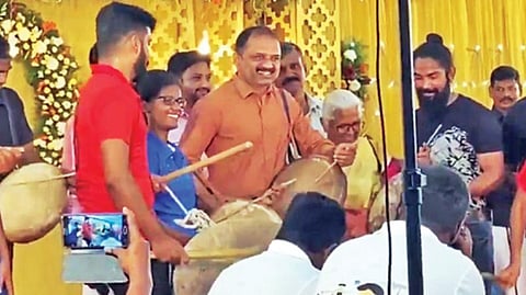 கிருஷ்ணகிரியில் சகோதரி மகள் திருமணத்தில் பேரறிவாளன் பங்கேற்பு: தாயாருடன் பறை இசை இசைத்து மகிழ்ச்சி