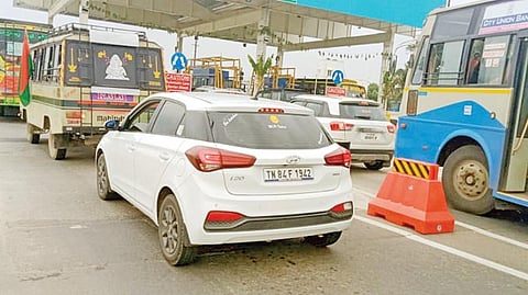 மதுரை சுற்றுச்சாலை மஸ்தான்பட்டி டோல்கேட்டை கடக்க காத்திருக்கும் வாகனங்கள்.