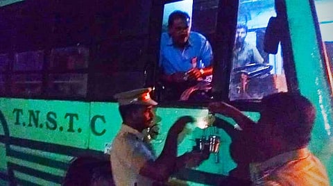 மீன்சுருட்டி காவல் நிலைய எல்லைக்குட்பட்ட பகுதிகளில் நேற்று இரவு வாகன ஓட்டிகளுக்கு தேநீர் வழங்கிய அரியலூர் மாவட்ட காவல்துறையினர்.