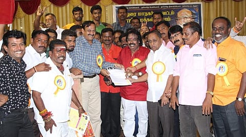 கட்சிக் கொடியை மதுரையில் அறிமுகம் செய்ய வேண்டும்: ரஜினிக்கு மதுரை ரசிகர்கள் வேண்டுகோள்