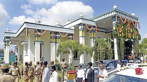 ராமசாமி படையாட்சியார் நினைவு மண்டபம்.