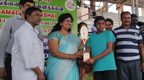 கோவை மாவட்ட அரசு பள்ளி மாணவர்களுக்கு தடகள போட்டிகள்: வெற்றி பெற்றவர்களுக்கு கல்வி அதிகாரி பரிசு வழங்கினார்