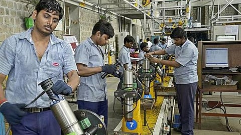 இனி அலைச்சல் இல்லை; அனைத்து உரிமங்களையும் ஆன்லைனிலேயே புதுப்பிக்கலாம்: தொழிலாளர் துறை அறிவிப்பு