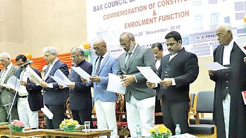 அரசியல் சாசன சட்ட தினவிழா மற்றும் இளம் வழக்கறிஞர்கள் பதிவு நிகழ்வு உயர் நீதிமன்ற கலையரங்கில் நேற்று நடந்தது. விழாவில் உயர் நீதிமன்ற தலைமை நீதிபதி ஏ.பி.சாஹி தலைமையில் நீதிபதிகள், பார் கவுன்சில் நிர்வாகிகள், வழக்கறிஞர்கள் அரசியல் சாசன உறுதிமொழியை ஏற்றுக் கொண்டனர். படம்: ம.பிரபு