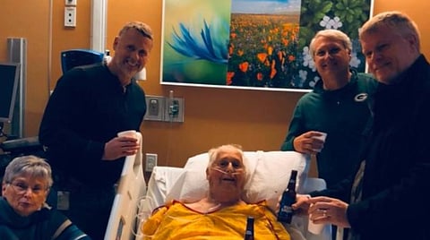 மரணப் படுக்கையில் 4 மகன்களுடன் 'கடைசி' பீர்; 87 வயது முதியவரின் ஆசை நிறைவேறியது: இணையத்தில் வைரலாகும் புகைப்படம்