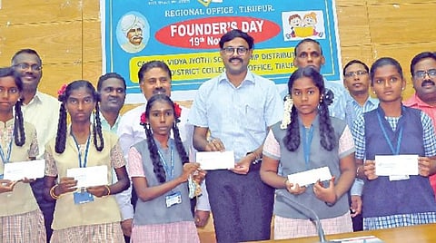 திருப்பூர் மாவட்ட ஆட்சியர் அலுவலகத்தில் நடைபெற்ற நிகழ்ச்சியில் அரசு பள்ளி மாணவிகளுக்கு ஆட்சியர்
க.விஜய கார்த்திகேயன் கல்வி உதவித்தொகை வழங்கினார்.