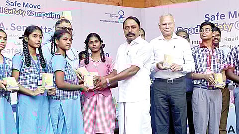 ஹுண்டாய் மோட்டார்ஸ் இந்தியா ஃபவுண்டேஷன் சார்பில் பள்ளி மாணவர்களிடையே சாலை பாதுகாப்பு குறித்த விநாடி வினா போட்டி சென்னை மயிலாப்பூரில் உள்ள சிஎஸ்ஐ தூய எப்பா மகளிர் மேல்நிலைப் பள்ளியில் நேற்று நடைபெற்றது. இதில் பள்ளி கல்வித் துறை அமைச்சர் கே.ஏ.செங்கோட்டையன் கலந்து கொண்டு பள்ளி மாணவ, மாணவிகளுக்கு சாலை பாதுகாப்பு குறித்த விழிப்புணர்வு கையேட்டினை வழங்கினார்.படம்: பு.க.பிரவீன்