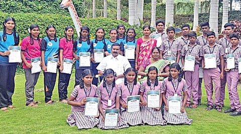 மாநில நீச்சல், கபடி போட்டிகளுக்கு தேர்வு செய்யப்பட்ட தேனி மாவட்டம் கடமலை ஹயக்ரீவா பள்ளி மாணவர்களை பள்ளியின் தாளாளர் குமரேசன், முதல்வர் பார்வதி ஆகியோர் பாராட்டினர்.