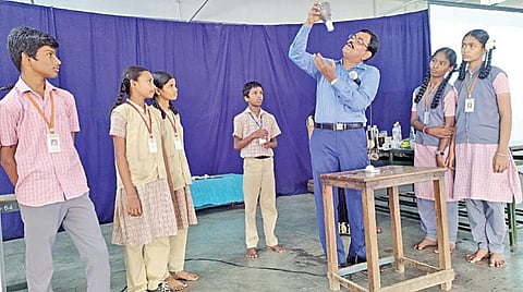 ராஜபாளையம் ந.அ.அன்னப்பராஜா நினைவு மேல்நிலைப் பள்ளியில் நடைபெற்ற அறிவியல் ஆயிரம் செயல்விளக்க நிகழ்ச்சியில் இயற்பியல் பேராசிரியர் சுப்பையா பாண்டியன் மாணவ-மாணவிகளுக்கு விளக்கம் அளிக்கிறார்.