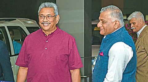 இந்தியாவில் 3 நாள் பயணமாக நேற்று டெல்லி வந்த இலங்கை அதிபர் கோத்தபய ராஜபக்சவை வெளியுறவு இணை அமைச்சர் வி.கே.சிங் வரவேற்றார். படம்: பிடிஐ