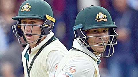 ரன்கள் சேர்க்க விரைந்த டேவிட் வார்னர், மார்னஸ் லபுஷான்.