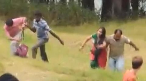 மூணாறில் செல்ஃபி எடுத்த சுற்றுலா பயணிகளைத் துரத்திய காட்டு யானை: எச்சரிக்கும் வனத்துறை