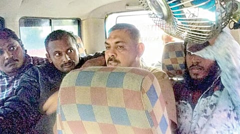 திருச்சியில் நேற்று நடத்திய சோதனைக்குப் பின் சர்புதீன், அப்துல் ஜப்பார் ஆகிய இருவரையும் விசாரணைக்காக அளுந்தூருக்கு அழைத்துச் சென்ற என்ஐஏ அதிகாரிகள்.