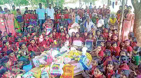 முதியோர்களிடம் அன்பு செலுத்த விழிப்புணர்வு; வேட்டி, சேலை வழங்கி மகிழ்வித்த மாணவர்கள்: வத்தலகுண்டு அருகே நெகிழ்ச்சி சம்பவம்