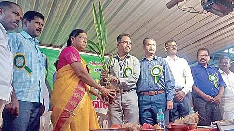 கரூர் அருகே அரசு பள்ளிக்கு கல்விச் சீர் வழங்கிய முன்னாள் மாணவர்கள்