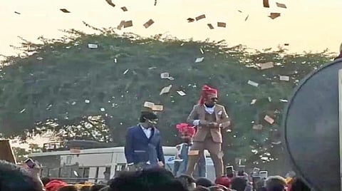 குஜராத்தின் ஜாம் நகரில் நடந்த திருமண ஊர்வலத்தின்போது மணமகன் ரிஷி ராஜ் சிங் ஜடேஜா மற்றும் அவரது நண்பர்கள் பணத்தை வாரியிறைத்தனர்.