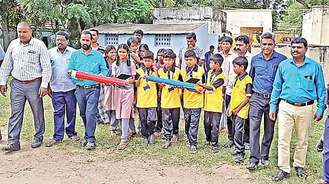அரசு பழங்குடியினர் பள்ளி அறிவியல் கண்காட்சியில் விண்ணில் ஏவப்பட்ட 2 சிறிய ரக ராக்கெட்கள்: மலைக் கிராம மாணவ, மாணவிகள் மகிழ்ச்சி