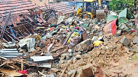 விபத்தில் உருக்குலைந்த வீடுகள்.