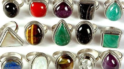 எந்த ராசிக்கு எந்தக் கல்? - கட்டை விரலில் மோதிரம் அணியலாமா?