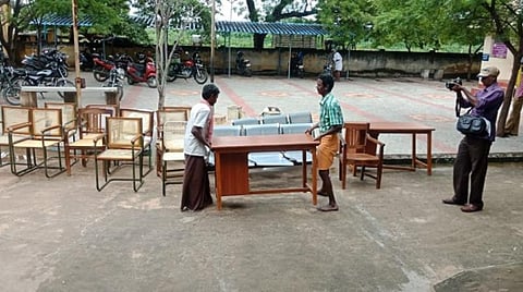 ஸ்ரீவில்லிபுத்தூர் வட்டாட்சியர் அலுவலகத்தில் தளவாட பொருட்கள் ஜப்தி