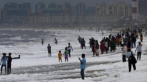 அடையாற்றின் கரையோரங்களில் இருந்த சோப்பு படிமங்களால் பட்டினப்பாக்கம் கடலில் நுரை: மாசு கட்டுப்பாட்டு வாரியம் விளக்கம்